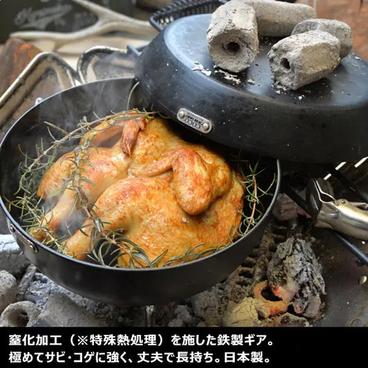 鍋蓋上擺放熱炭,可形成焗爐效果