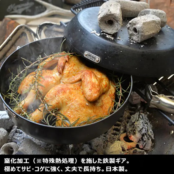 鍋蓋上擺放熱炭，可形成焗爐效果